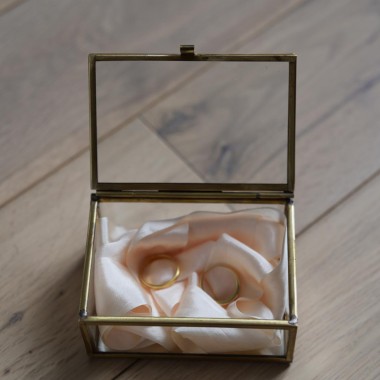 https://www.latelierdesylvie.com/1071-thickbox/boite-a-alliances-et-a-bijoux-en-verre-et-laiton-dore.jpg