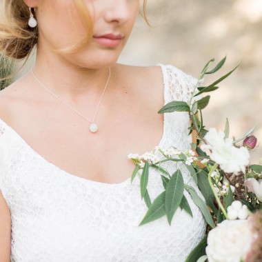 https://www.latelierdesylvie.com/1261-thickbox/luna-collier-de-mariee-en-argent-avec-pendentif-en-pierre-de-lune.jpg