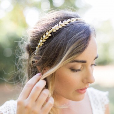 https://www.latelierdesylvie.com/1334-thickbox/nina-couronne-de-mariee-feuillages-et-perles-d-eau-douce.jpg