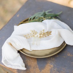 "Nilla" Peigne de mariée avec fleurs en porcelaine froide et feuillage doré