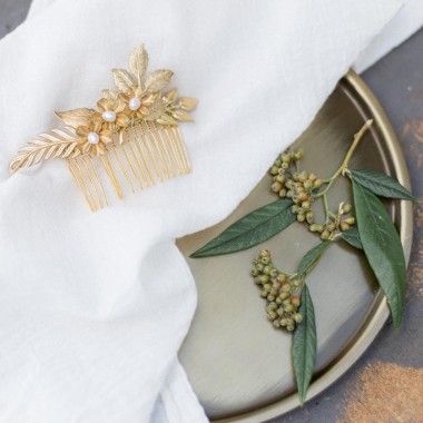 https://www.latelierdesylvie.com/1424-thickbox/peigne-mariee-feuillage-dore-perles.jpg