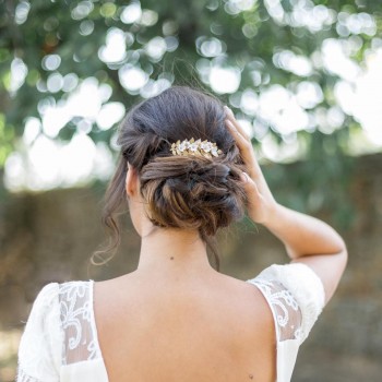 "Lia" Peigne de mariée avec fleurs en porcelaine et feuillage