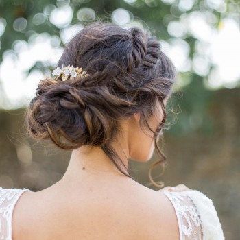 "Lia" Peigne de mariée avec fleurs en porcelaine et feuillage