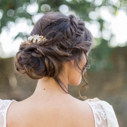 "Lia" Peigne de mariée avec fleurs en porcelaine et feuillage