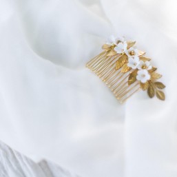 "Lia" Peigne de mariée avec fleurs en porcelaine froide et feuillage doré