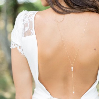 "Perla" Collier de mariée avec bijou de dos délicat et perles nacrées