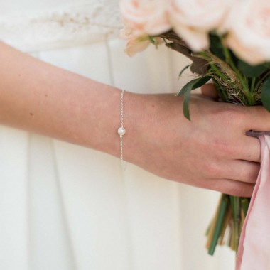 https://www.latelierdesylvie.com/1982-thickbox/delfina-bracelet-de-mariee-en-argent-et-perle-nacree.jpg