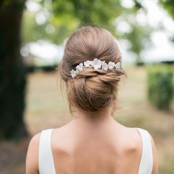 "Belina" Ornement pour coiffure de mariée avec multitude de fleurs en porcelaine