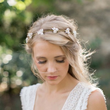 https://www.latelierdesylvie.com/2111-thickbox/cirilla-couronne-de-mariee-multiples-fleurs-de-porcelaine.jpg