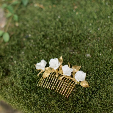 https://www.latelierdesylvie.com/2147-thickbox/bella-peigne-de-mariee-avec-feuillages-et-fleurs-de-porcelaine.jpg