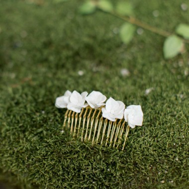 https://www.latelierdesylvie.com/2166-thickbox/elisa-peigne-de-mariee-avec-jolies-fleurs-d-hortensia.jpg