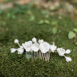 "Agata" Peigne de mariée avec multitudes de fleurs en porcelaine