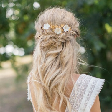 https://www.latelierdesylvie.com/2208-thickbox/melinda-trio-de-pics-fleurs-de-porcelaine-et-feuillages-pour-coiffure-de-mariee.jpg