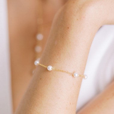 https://www.latelierdesylvie.com/2312-thickbox/perlina-bracelet-de-mariee-avec-perles-nacrees.jpg