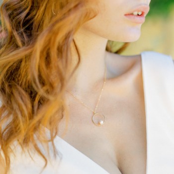 "Marina" Collier de mariée avec pendentif rond, perle nacrée et petit pendant sur l'arrière