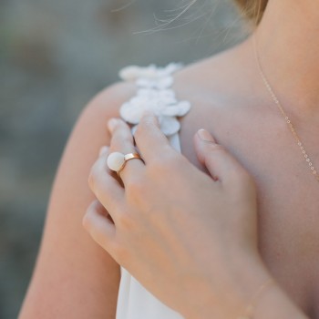 "Cecilia" Bague réglable avec fleur de botao séchée