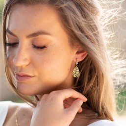 "Léa" Boucles d'oreilles de mariée avec pendentif goutte filigrané et petite perle nacrée