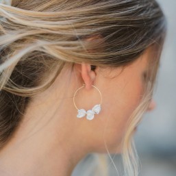 "Carina" Boucles d'oreilles créoles avec jolis boutons de rose en porcelaine