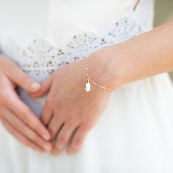 "Mia" Bracelet de mariée avec goutte nacrée pendante