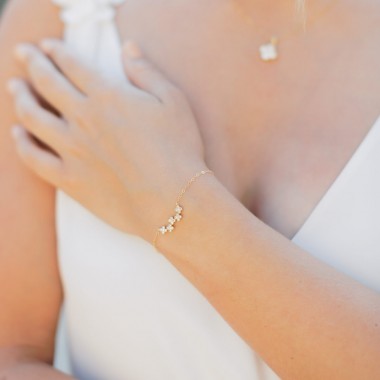 https://www.latelierdesylvie.com/2639-thickbox/fiorina-bracelet-de-mariee-avec-intercalaire-fleurs-serti-de-zircons.jpg