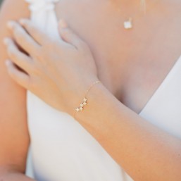 "Fiorina" Bracelet de mariée avec intercalaire fleurs serti de zircons