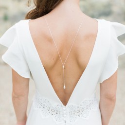 "Aurea" Collier de mariée avec bijou de dos et gouttes nacrées