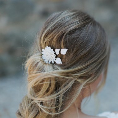 https://www.latelierdesylvie.com/2811-thickbox/maina-peigne-de-mariee-avec-jolie-marguerite-et-feuilles-en-porcelaine.jpg
