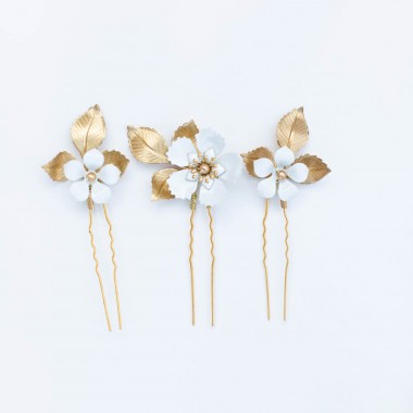 https://www.latelierdesylvie.com/2881-thickbox/barbara-pics-en-trio-pour-coiffure-de-mariee-avec-feuillages-en-laiton-et-fleurs-emaillees-.jpg