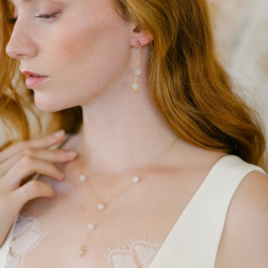 https://www.latelierdesylvie.com/2897-thickbox/silvia-collier-de-mariee-perles-pierre-de-lune-et-petit-bijou-de-dos.jpg