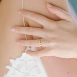 "Lina" Bague dentelée avec trois petits cabochons