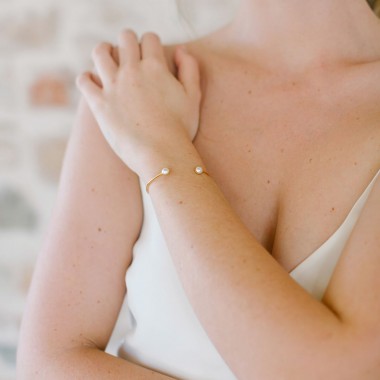 https://www.latelierdesylvie.com/2910-thickbox/bracelet-jonc-de-mariage-avec-perles-nacrees.jpg