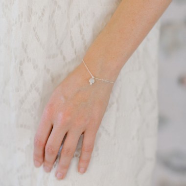 https://www.latelierdesylvie.com/2998-thickbox/silvia-bracelet-de-mariee-petit-pendentif-pierre-de-lune.jpg
