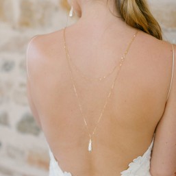 "Lucia" Collier bijou de dos de mariée avec jolies gouttes entourées de fil doré