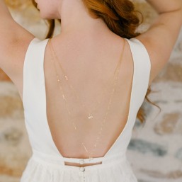 "Gina" Collier avec bijou de dos double chaîne et perles nacrées