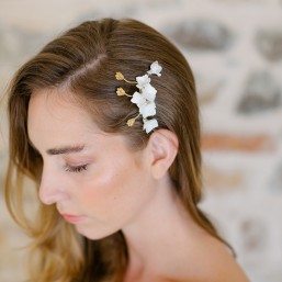 "Alma" Peigne de mariée avec feuillages en laiton et fleurs d'hortensias en porcelaine