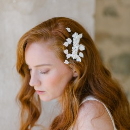 "Florica" Peigne de mariée avec jolis bourgeons et feuilles en porcelaine