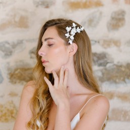 "Paloma" Peigne de mariée avec fleurs d’iris en porcelaine froide