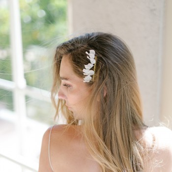 "Alba" Peigne de mariée avec jolies feuilles et pistils en porcelaine