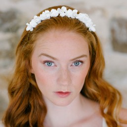 "Valentina" Couronne de mariée avec jolies fleurs d'hortensias et d'iris en porcelaine