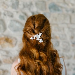 "Greta" Ornement pour coiffure de mariée feuillage en laiton et fleurs en porcelaine