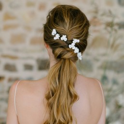 "Nella" Pics pour coiffure de mariée avec fleurs d'iris en porcelaine froide