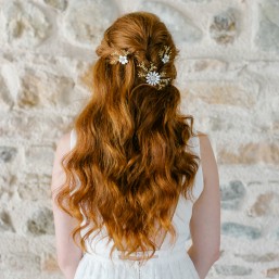 "Delina" Peigne et pics de mariée avec feuillages et fleurs émaillées