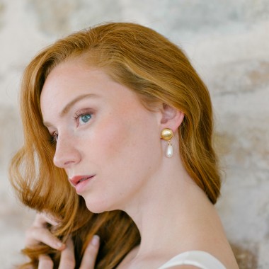 https://www.latelierdesylvie.com/3140-thickbox/rosalia-clous-d-oreilles-demi-boule-avec-goutte-nacree.jpg