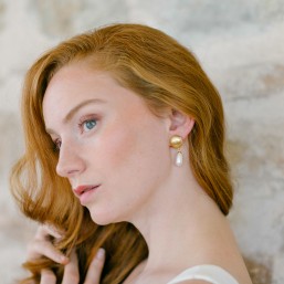 "Rosalia" Clous d'oreilles demi boule avec goutte nacrée