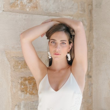 https://www.latelierdesylvie.com/3148-thickbox/boucles-doreilles-de-mariee-pendantes-fleurs-porcelaine.jpg