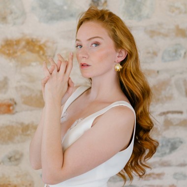 https://www.latelierdesylvie.com/3155-thickbox/fioretta-boucles-d-oreilles-de-mariee-jolie-fleur-en-laiton-coeur-lilas-en-porcelaine.jpg