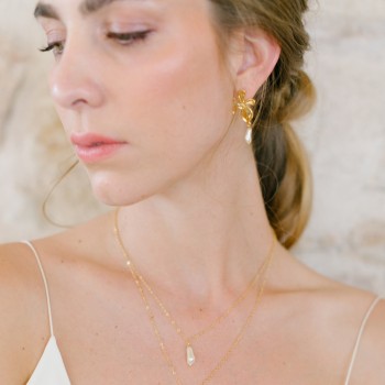 "Rosetta" Boucles d'oreilles pendentif orchidée et perle nacrée allongée