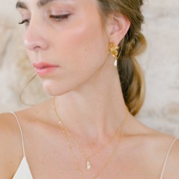 "Rosetta" Boucles d'oreilles pendentif orchidée et perle nacrée allongée