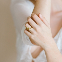 "Elina" Bague feuille de ginkgo avec cabochon en pierre gemme ou nacré