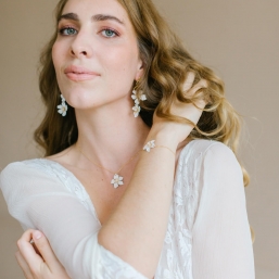 "Melania" Collier de mariée jolie fleur émaillée et petit cabochon pierre de lune